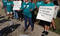 Integrantes del grupo Texas Organizing Projects se reunieron el sábado a las afueras de la cárcel Lew Sterrett en el centro de Dallas para lanzar una campaña en contra de las deportaciones.
