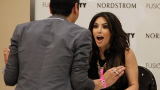 Si algún empresario está interesado en que Kim Kardashian sea la imagen de su producto, la socialité pide 5 boletos de avión en primera clase y uno en clase turista.