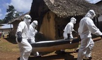 Personal médico retira el cadáver de una mujer que al parecer murió de ébola en el condado Bomi, en las afueras de Monrovia, Liberia.