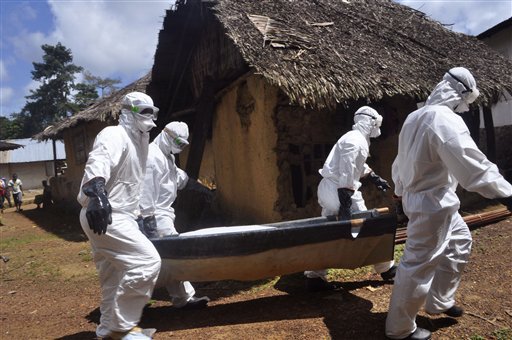 Personal médico retira el cadáver de una mujer que al parecer murió de ébola en el condado Bomi, en las afueras de Monrovia, Liberia.