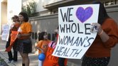 Manifestantes en McAllen protestan contra la ley que obligó a cerrar varias clínicas que proveen abortos en Texas.