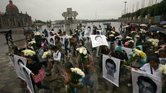 Familiares de los 43 estudiantes desaparecidos en Guerrero exigen su regreso durante una marcha frente a la Basílica de Guadalupe, en la Ciudad de México.