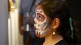 Mikaela Gonzales, 8, mira una obra de arte en exhibición durante la recepción de apertura para el Día de los Muertos: La Eterna Melodía en el Centro Cultural Bath House el 12 de octubre en Dallas.