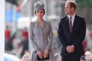 Britain's Catherine, Duchess of Cambridge and her husband Prince William attend the ceremonial welcome ceremony for Singapore's President Tony Tan at Horse Guards Parade in London October 21, 2014. The President of Singapore Tony Tan and his wife Mary Chee started a four day state visit to Britain on Tuesday. The Duchess, also known as Kate, is pregnant with her second child. REUTERS/Leon Neal/Pool (BRITAIN - Tags: ENTERTAINMENT POLITICS ROYALS)