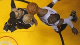 Dwyane Wade (der.) y Danny Green disputan la pelota durante el cuarto partido de las Finales de la NBA. 