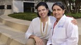 Brianna Hinojosa-Flores (izquierda ) con su cirujana oncóloga, la doctora Roshni Rao, directora del George N. Peters, MD, Centro de Cirugía de Mama en el Centro Médico UT Southwestern.