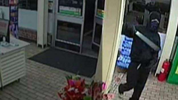 Suspect pulls out machete during robbery of 7-Eleven in Philadelphia. (credit: Philadelphia Police)
