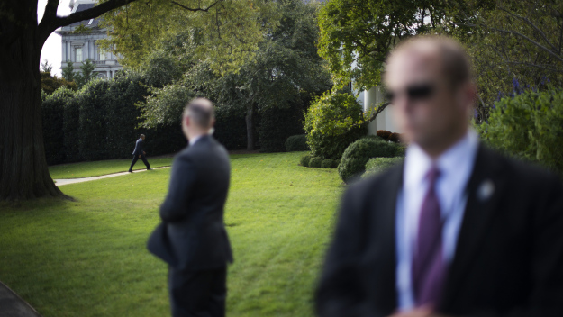 Secret Service officers stand watch as US President Barack Obama returns to the Oval Office at the White House in Washington, D.C., on Oct. 14, 2014. (credit: JIM WATSON/AFP/Getty Images)