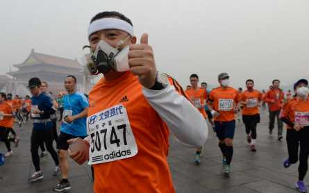 Beijing marathoners don masks to battle ‘hazardous’ smog