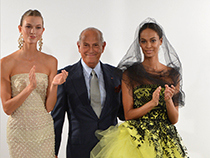 NEW YORK, NY - SEPTEMBER 10: Model Karlie Kloss, designer Oscar De La Renta and model Joan Smalls pose on the runway at the Oscar De La Renta fashion show during Mercedes-Benz Fashion Week Spring 2014 on September 10, 2013 in New York City. (Photo by Slaven Vlasic/Getty Images)