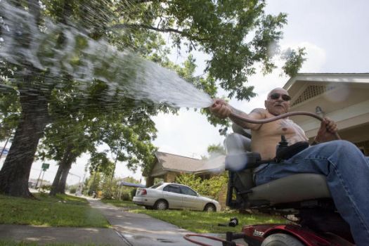 Pino Machado waters his lawn and plants at his home in the 4100 block of Polk June 23, 2009, in Houston. Photo: James Nielsen, Chronicle