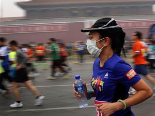 Beijing Marathoners Race in Heavy Smog 