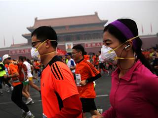 Marathoners Face Menacing Beijing Smog on Race Day