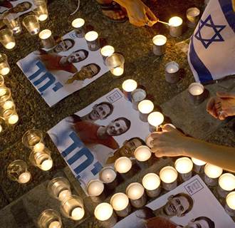 Image: Israelis mourns and light candles in Rabin Square in Tel Aviv