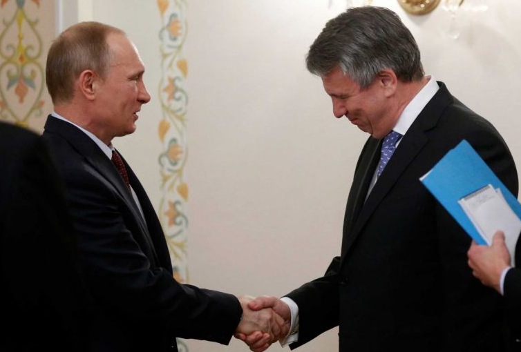 Shell's Ben van Beurden bows to Putin on Good Friday, 18 April 2014
