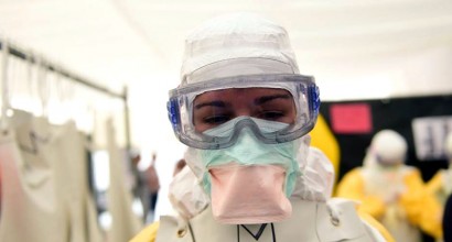 Volunteers train at a Medecins Sans Frontieres (MSF) replica Ebola treatment centre in Brussels on October 1, 2014, before being sent to help fight the virus in Africa (AFP Photo/Emmanuel Dunand)