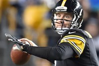  Ben Roethlisberger drops back to pass against the Houston Texans Monday night at Heinz Field.