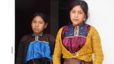 Juana Díaz López (izq.), de 13 años, y Lucía Díaz López, de 15, son captadas a la entrada del dormitorio para niñas del Albergue Escolar Indígena José María Morelos, en la comunidad rural de Muquen, Municipio de Chamula, Chiapas, en el sur de México, el 28 de agosto de 2014.