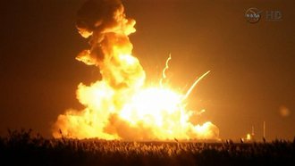 Esta imagen tomada de un video proporcionado por la NASA muestra el cohete no tripulado de Orbital Sciences Corp. al momento de explotar poco después de despegar del complejo de lanzamiento en la Isla Wallops, Virginia, el martes 28 de octubre de 2014.