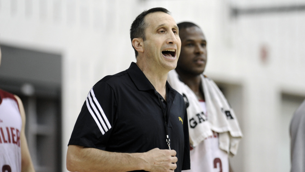 Cleveland Cavaliers head coach David Blatt yells out instructions to his team during practice. / (Photo by David Liam Kyle/NBAE via Getty Images)