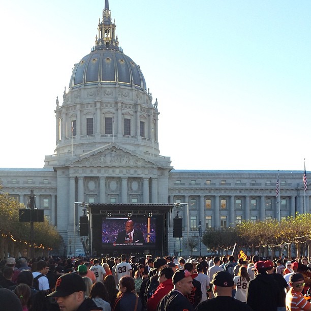 #SFGiants fans gather for #WorldSeries #Game6 viewing party at #CivicCenterPlaza. #SFCityHall #KansasCityRoyals