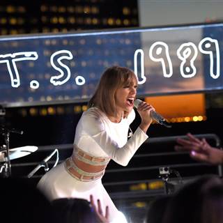 Taylor Swift's '1989' Expected to Hit a Million Sales in Week One