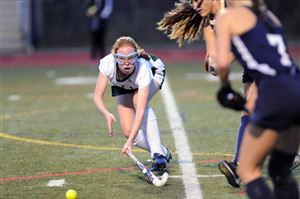  Ellis School's Olivia Simon reaches for the ball during a field hockey game against Shady Side Academy.
