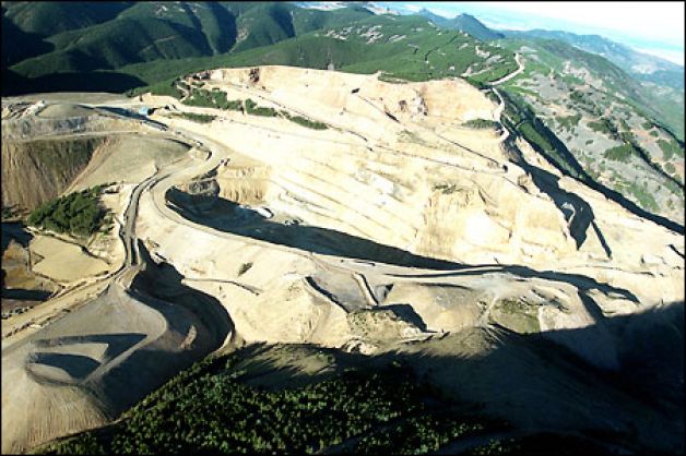 Heap-leach mining of gold on land that was once part of the Fort Belknap Indian Reservation in northern Montana has left the Little Rockies scarred and the reservation's water fouled. Tens of thousands of abandoned mines taint the landscape across the West. Photo: Gilbert W. Arias/Seattle Post-Intelligencer