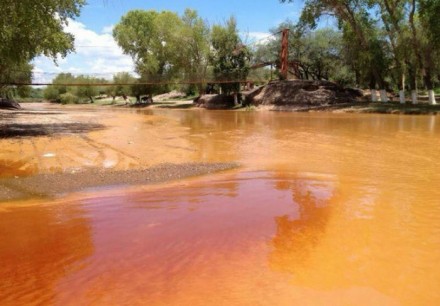 Contaminación en el tramo Tahuichopa del río Bacanuchi. Foto: @betoeliasm.