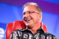 Apple’s Greg Joswiak Explains iPhone Software Bug