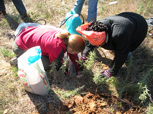 University of Oklahoma seismologist Katie Keranen (left) and Oklahoma State University geophysicist Estella Atekwana install a seismometer following a series of earlier quakes. (Shannon Dulin).