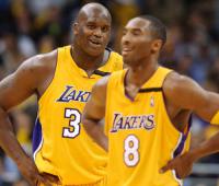 Los Angeles Lakers' center Shaquille O'Neal (L) la