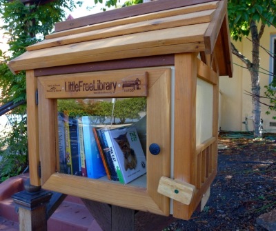 This library is the newest one the author has seen. It went up a couple of months ago on Walnut Street across from the tennis courts at Live Oak Park near Rose Street. (Colleen Neff/Berkeleyside)