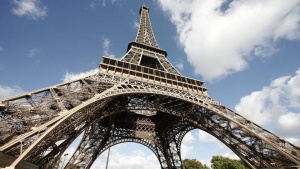 View of the Paris landmark the Eiffel Tower in Paris, October 8, 2006.    REUTERS/Mal Langsdon