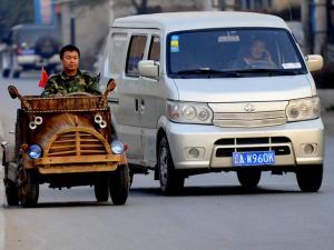 China: Carpintero sin estudios construye auto de madera