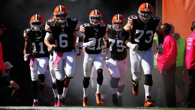 Brian Hoyer leads the Cleveland Browns into Cincinnati Thursday night with first place in the AFC North on the line. / (Photo by Gregory Shamus/Getty Images)