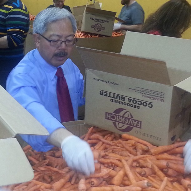 #SanFrancisco #MayorEdLee pitches in sorting vegetables at the #SanFranciscoMarinFoodBank Wednesday.