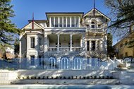 Glenmire, a sandstone villa in Mosman, a suburb of Sydney, was built on the slope above Balmoral Beach.