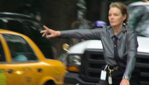 Woman bike commuter in New York making a left turn (joinnewyork.us)