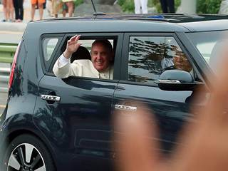 Pope's Tiny Car Fascinates South Koreans