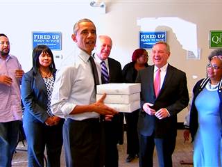 Obama Delivers 'Campaign Snacks' in Chicago