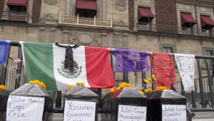 Ataúdes con nombres de normalistas desaparecidos fueron colocados afuera de Palacio Nacional. Foto: Cuartoscuro.