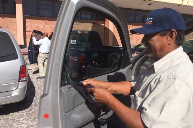 Ordena Marcos Covarrubias eliminar el polarizado de todos los vehículos oficiales
