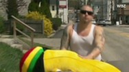 RidicuList: Man loses life savings, but wins banana