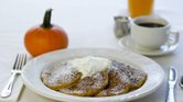 Una rica opción para la temporada son los pancakes de calabaza de Original Pancake House en Dallas. 
