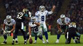 Tony Romo (9) regresó después de un partido fuera por lesión en la espalda para guiar a los Cowboys a su séptima victoria de la campaña.