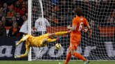 El portero holandés Tim Krul no logra detener el disparo del mexicano Carlos Vela, quien puso el 1-0 al minuto 8 del encuentro amistoso entre México y Holanda en la Arena Stadium, en Amsterdam. 