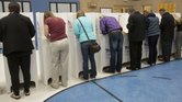 Decenas de votantes depositan sus sufragios en una escuela en Meridian, Idaho.