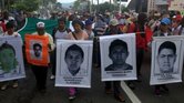 Miles de personas, incuyendo familiares y amigos de los 43 estudiantes desaparecidos, marchan camino al aeropuerto de Acapulco, Guerrero.