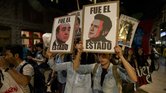 Manifestantes portan imágenes del presidente mexicano Enrique Peña Nieto y su procurador general Jesús Murillo Karam, durante una protesta en la que culpan al gobierno por la desaparición de 43 estudiantes en Guerrero.